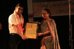 Sibani B Phukan felicitating Nitumoni Saikia during Workshop Program, 2018